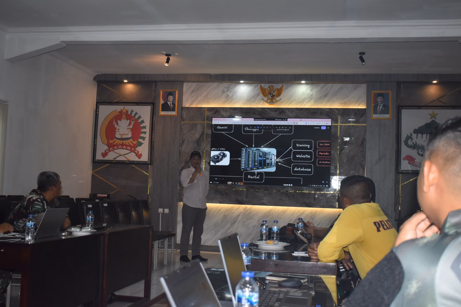 Peserta menggunakan tablet untuk pembelajaran digital